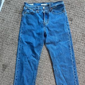 Levis wedgie straight fit jeans. In great condition!
